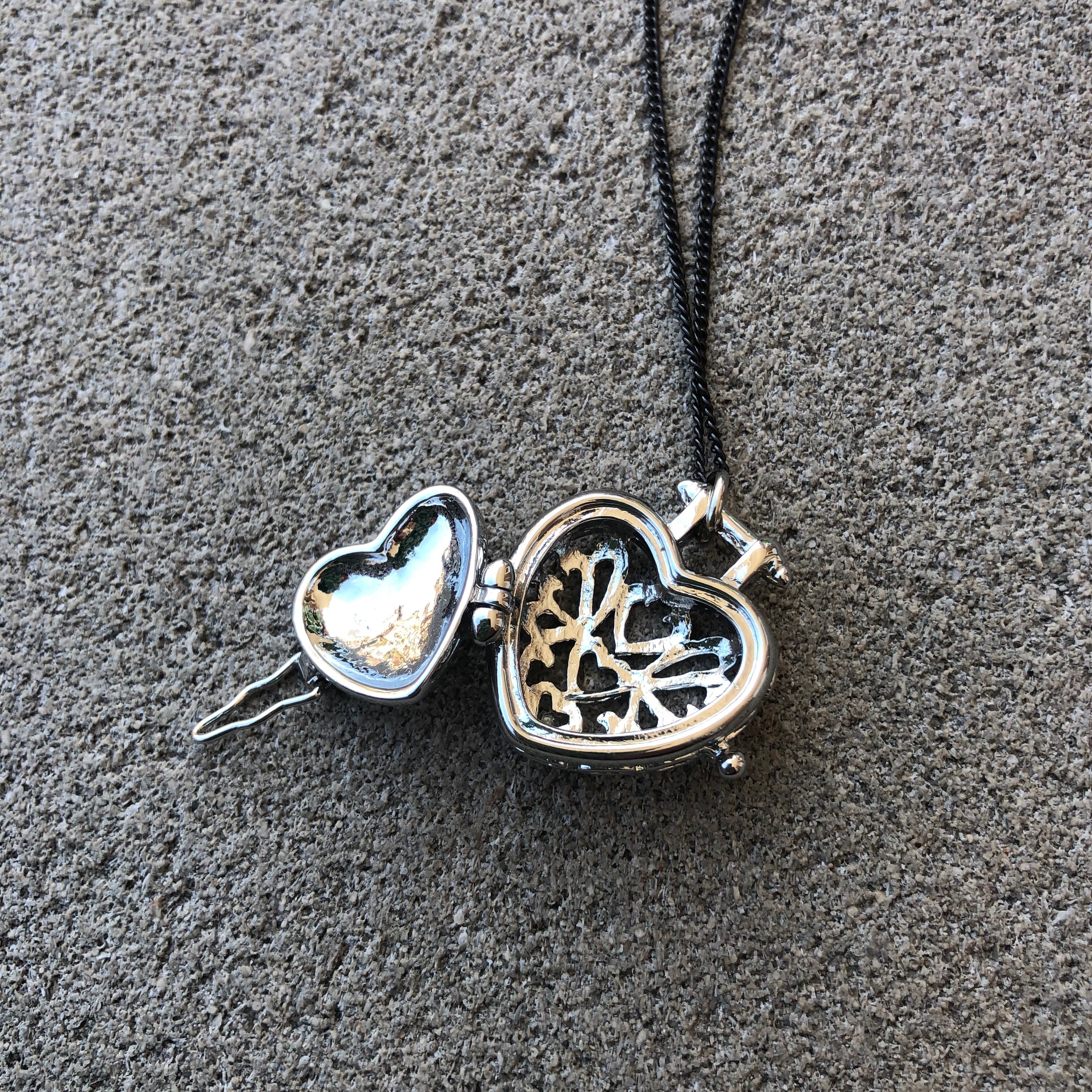 Silvery Aromatherapy Essential Oils Diffuser Heart Locket Pendant Necklace